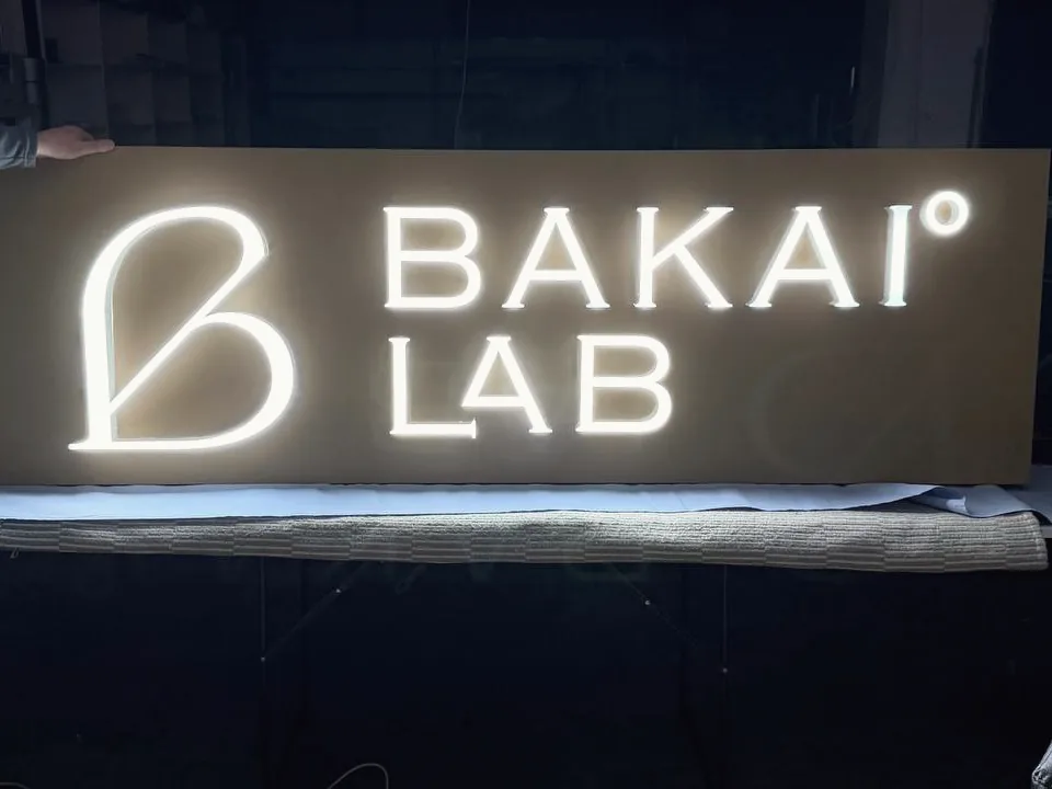 Leuchtbuchstaben mit weißer LED-Ausleuchtung vor der Montage