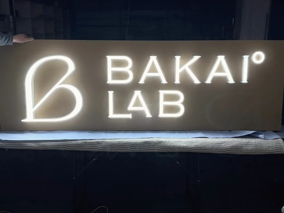 Leuchtbuchstaben mit LED-Ausleuchtung in der Werkstatt
