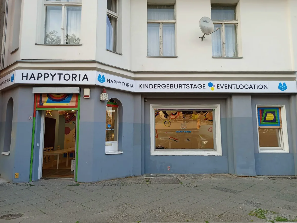 Fassadenpaneele mit Beschriftung über die gesamte Gebäudefront