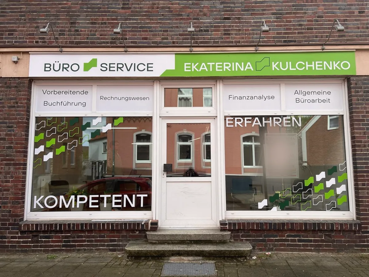 Fassadenschild und Schaufensterbeschriftung eines Büroservices