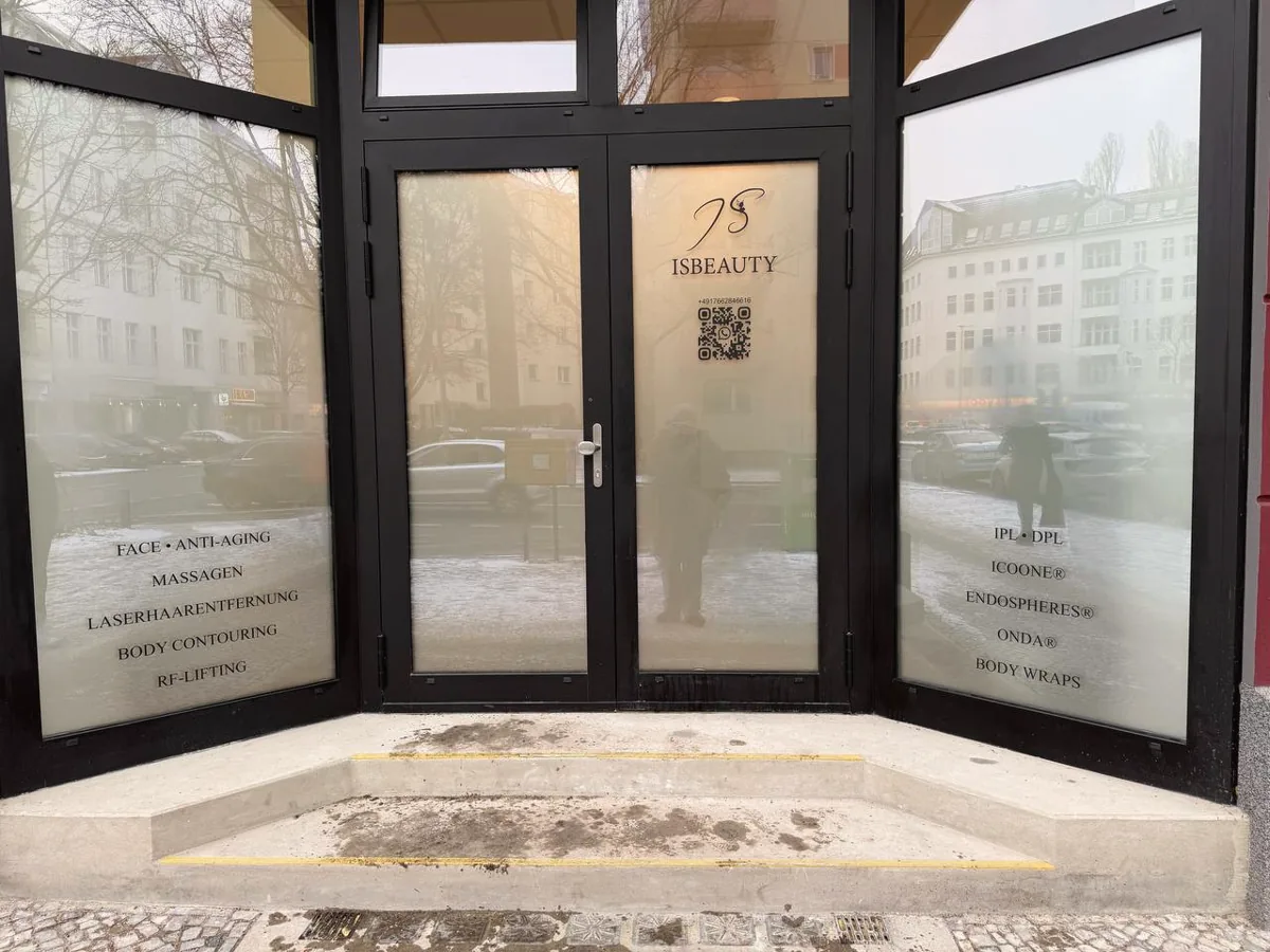 Eingangstüren und Seitenfenster eines Beauty-Studios mit Milchglasfolie und Leistungsbeschriftung
